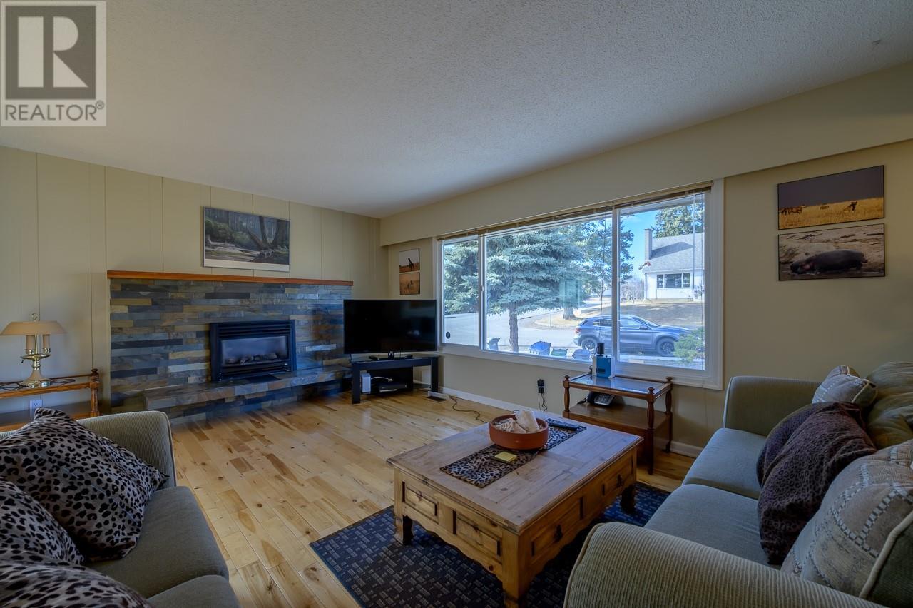 Photo 5 of 1612 Sheridan Drive, Kamloops BC