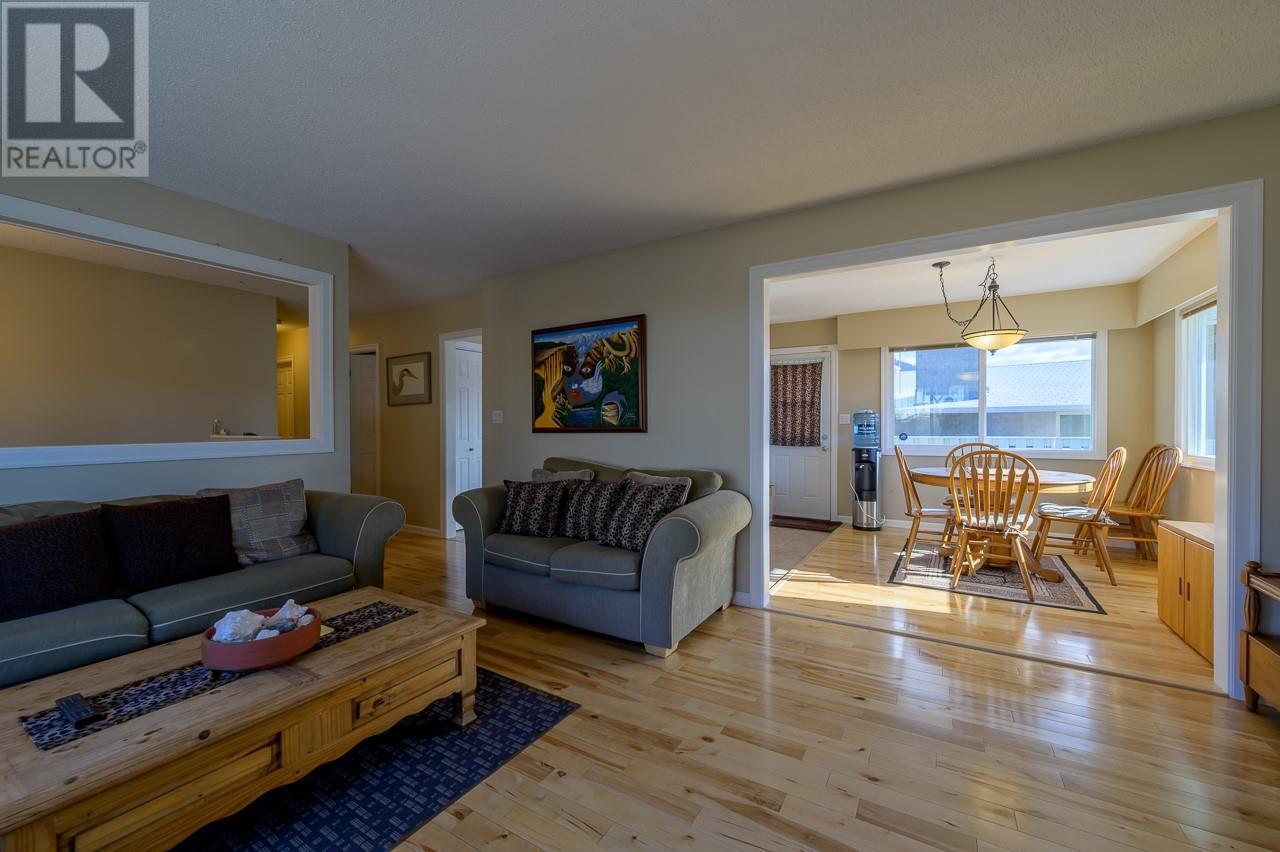 Photo 7 of 1612 Sheridan Drive, Kamloops BC
