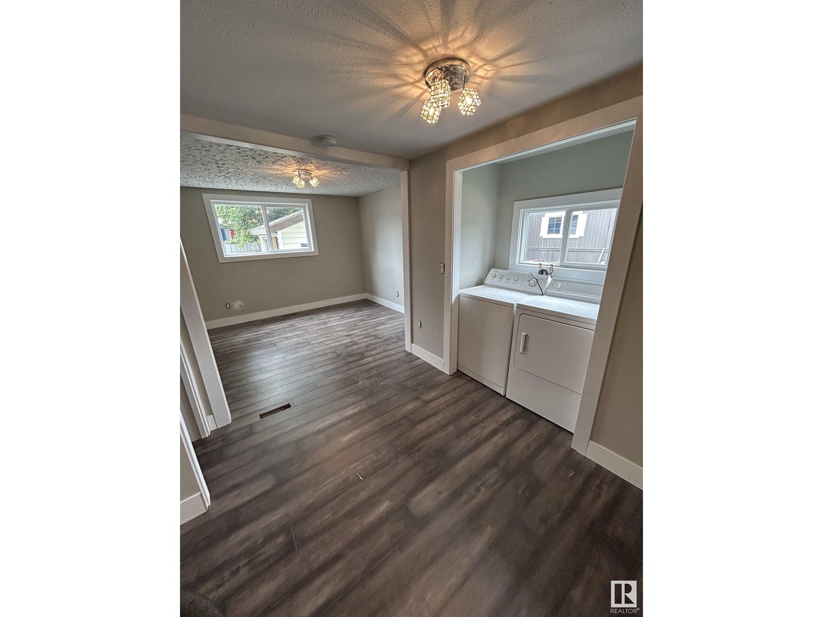 Photo 9 of 306 West Brooke Wy Nw, Edmonton AB