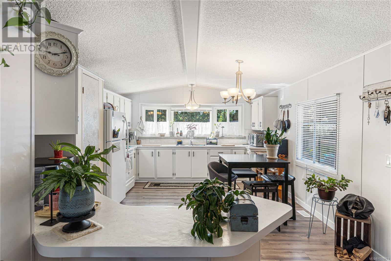 Photo 13 of 31 1247 Arbutus Rd, Parksville BC