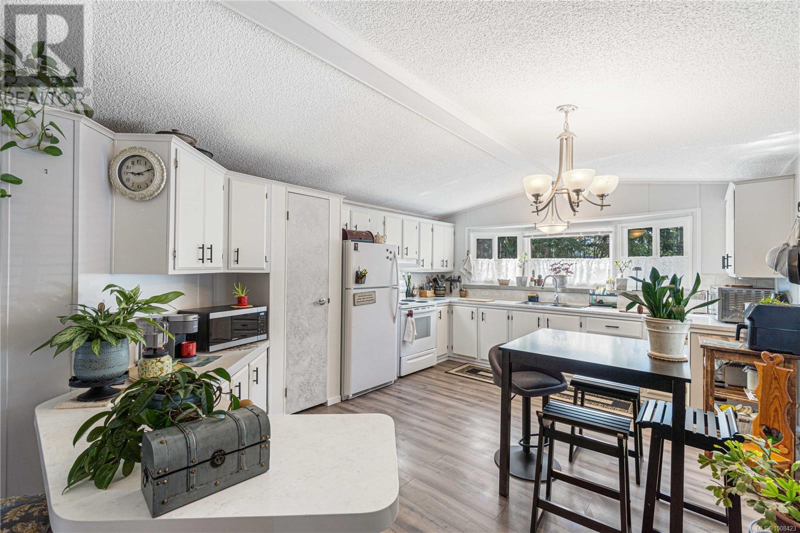 Photo 14 of 31 1247 Arbutus Rd, Parksville BC