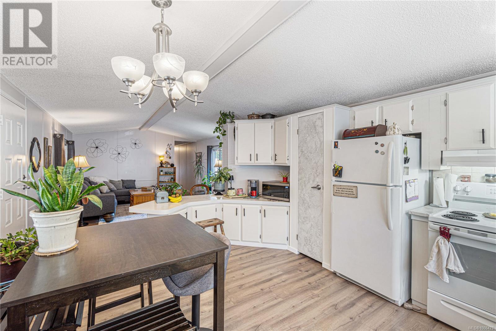 Photo 16 of 31 1247 Arbutus Rd, Parksville BC