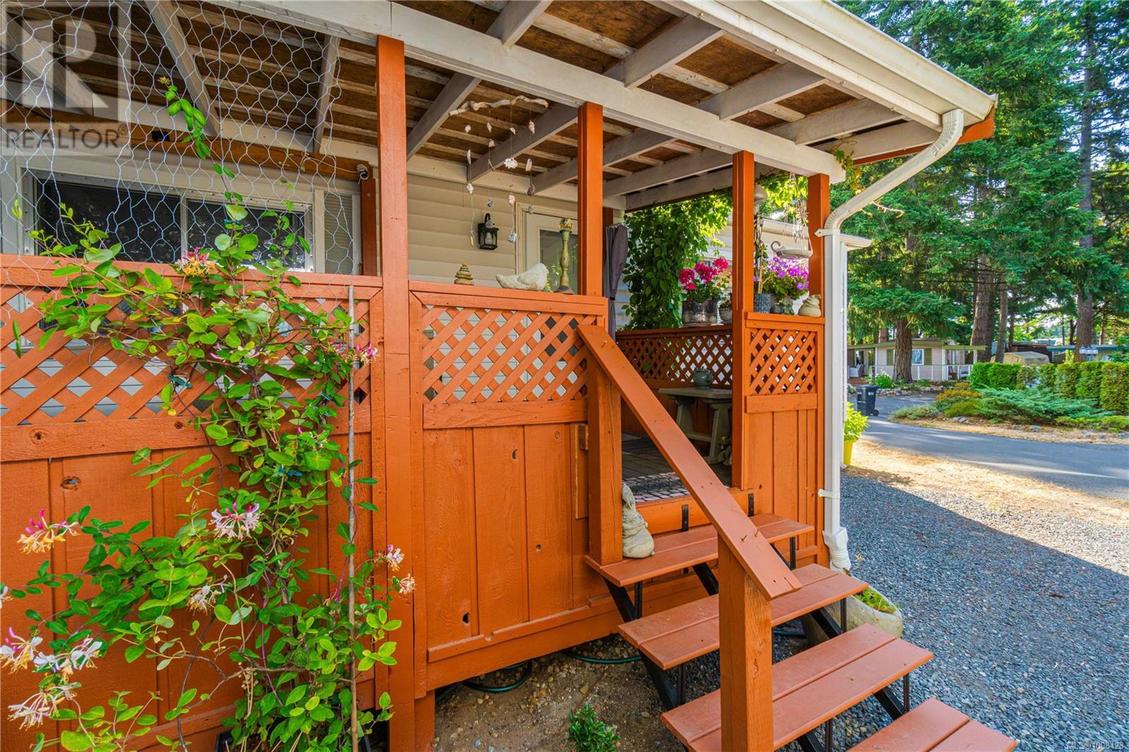 Photo 3 of 31 1247 Arbutus Rd, Parksville BC