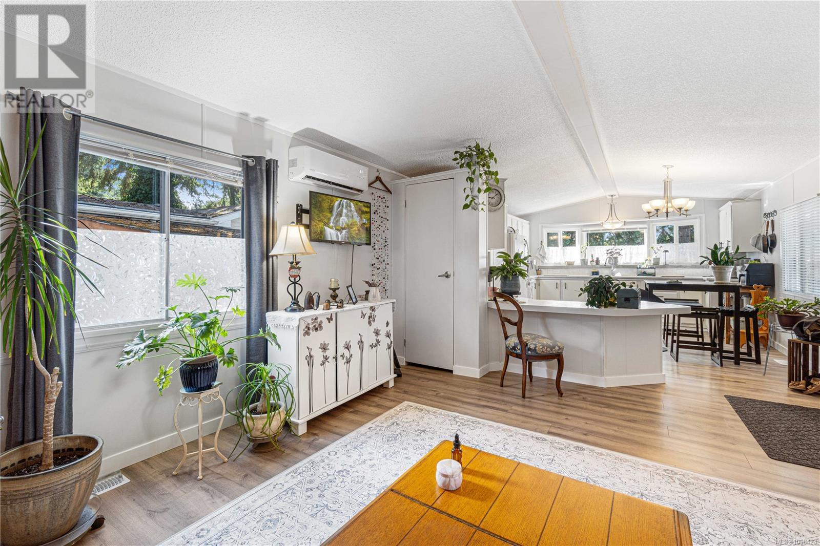 Photo 9 of 31 1247 Arbutus Rd, Parksville BC