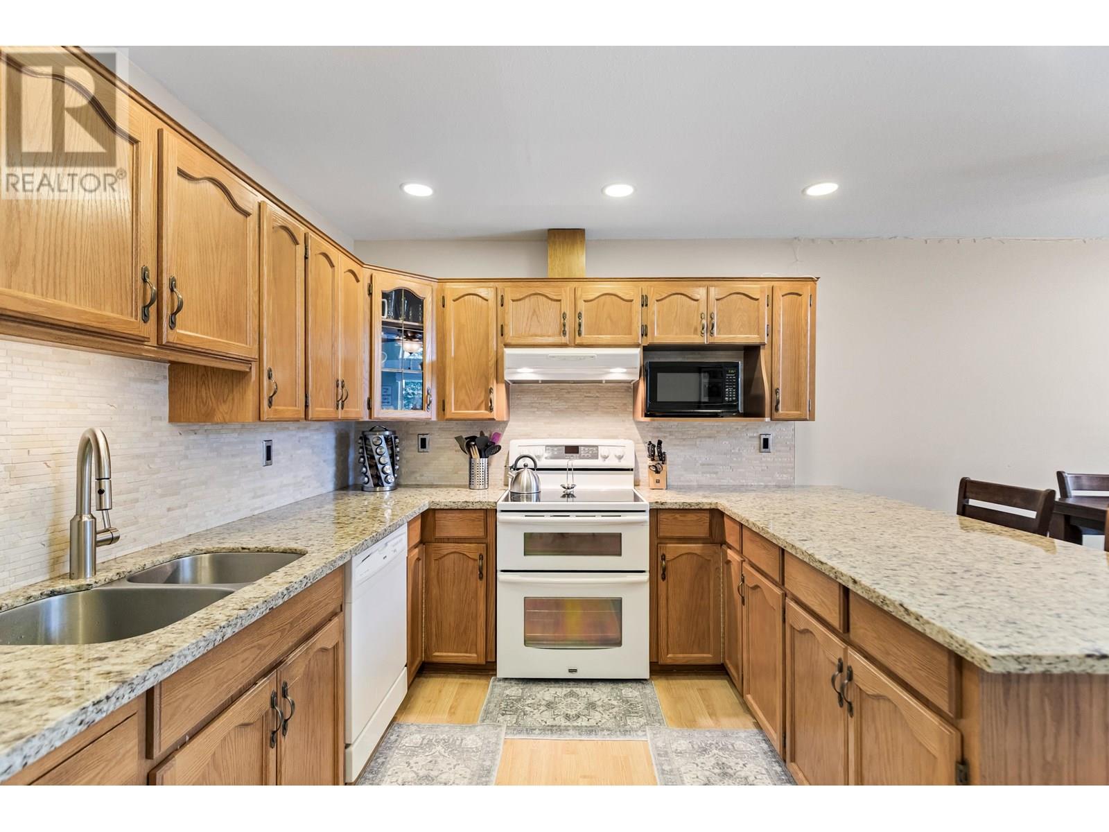 Photo 8 of 303 11601 227 Street, Maple Ridge BC