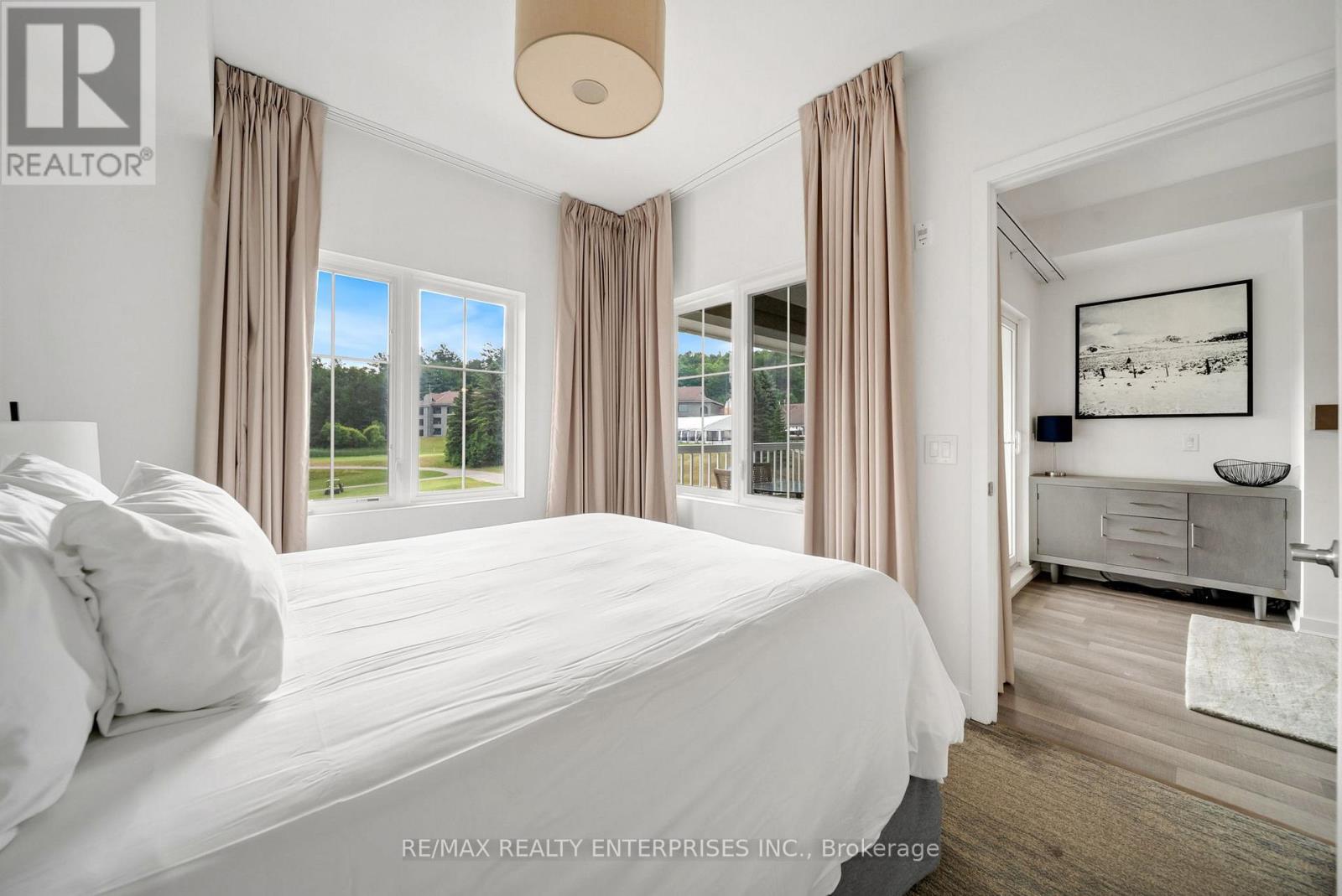 Photo 12 of 411 40 Horseshoe Boulevard, Oromedonte ON