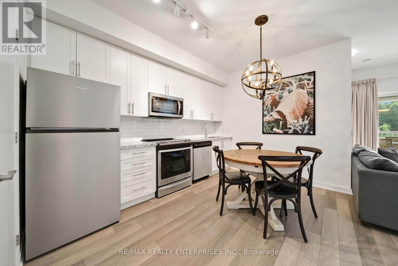 Photo 7 of 411 40 Horseshoe Boulevard, Oromedonte ON