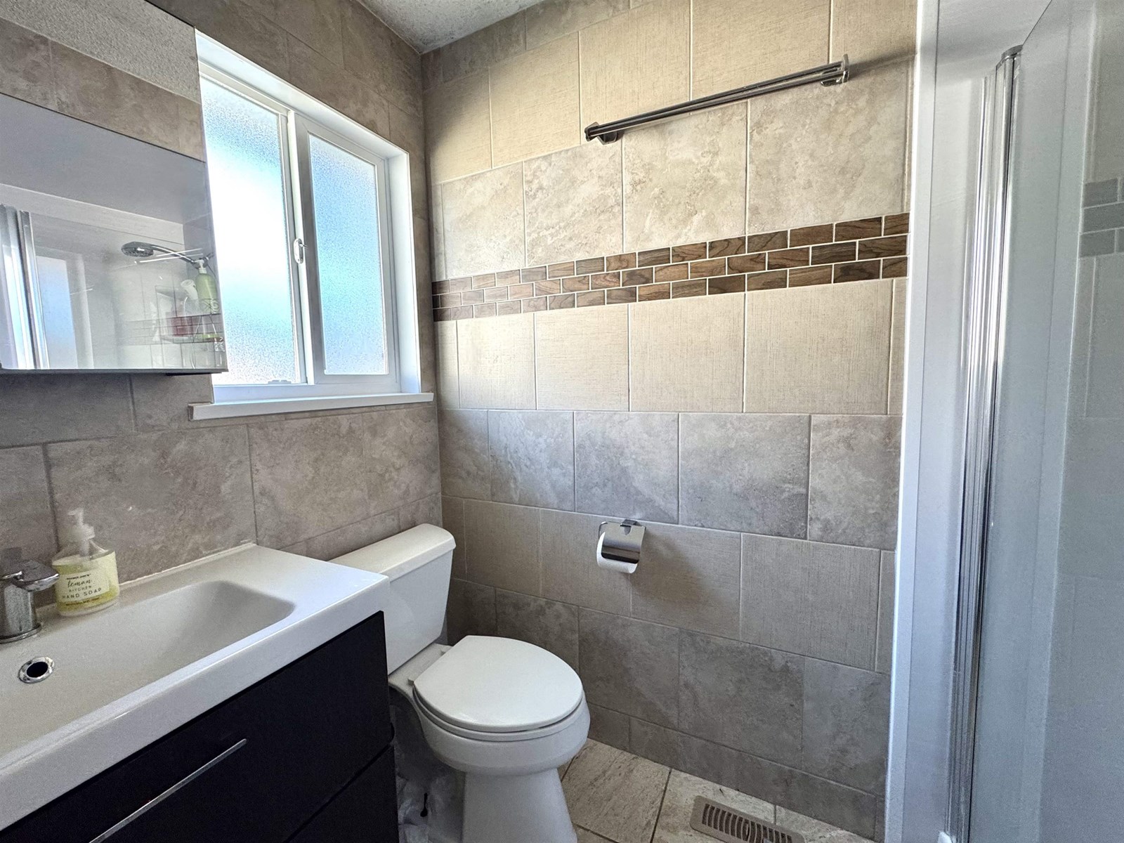 Photo 13 of 14976 96 Avenue, Surrey BC