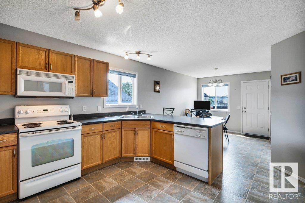Photo 10 of 14017 159 A Av Nw, Edmonton AB