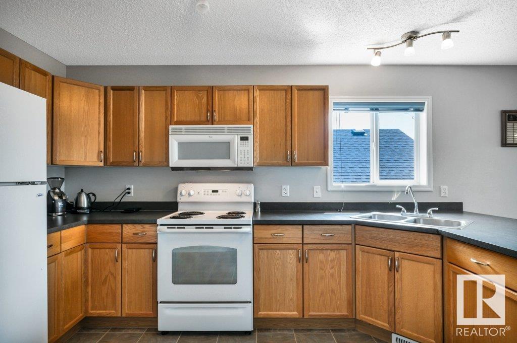 Photo 11 of 14017 159 A Av Nw, Edmonton AB