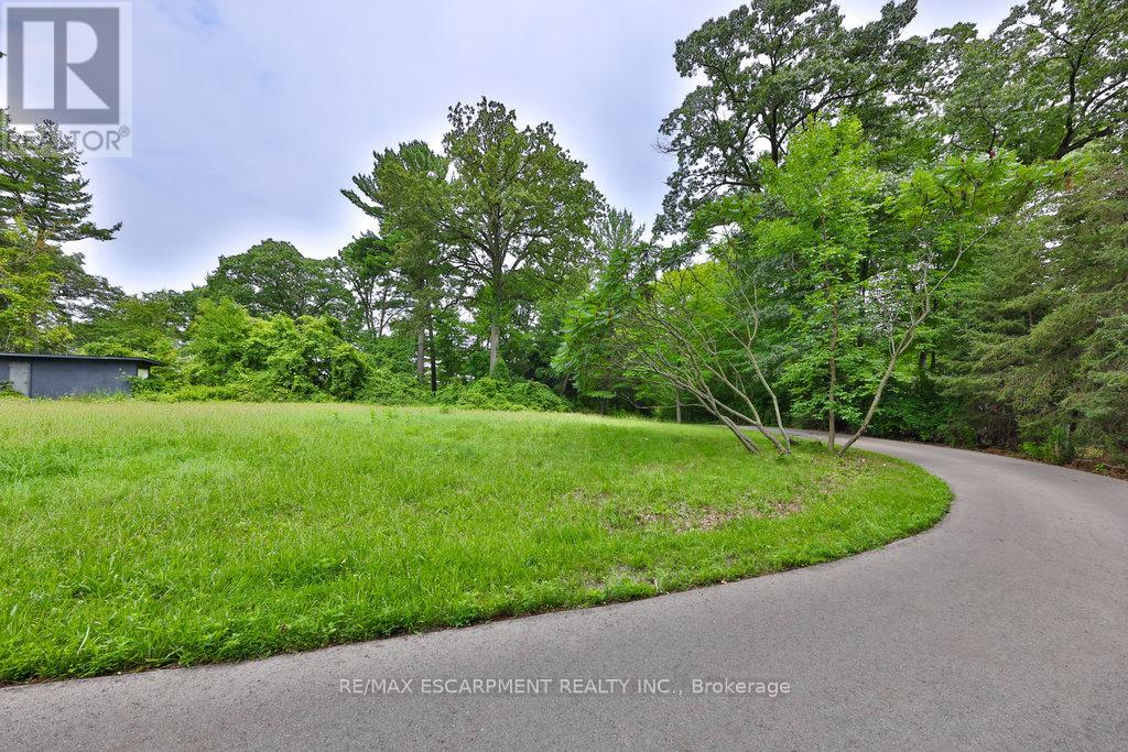 Photo 11 of 2070 Heartwood Court, Mississauga ON