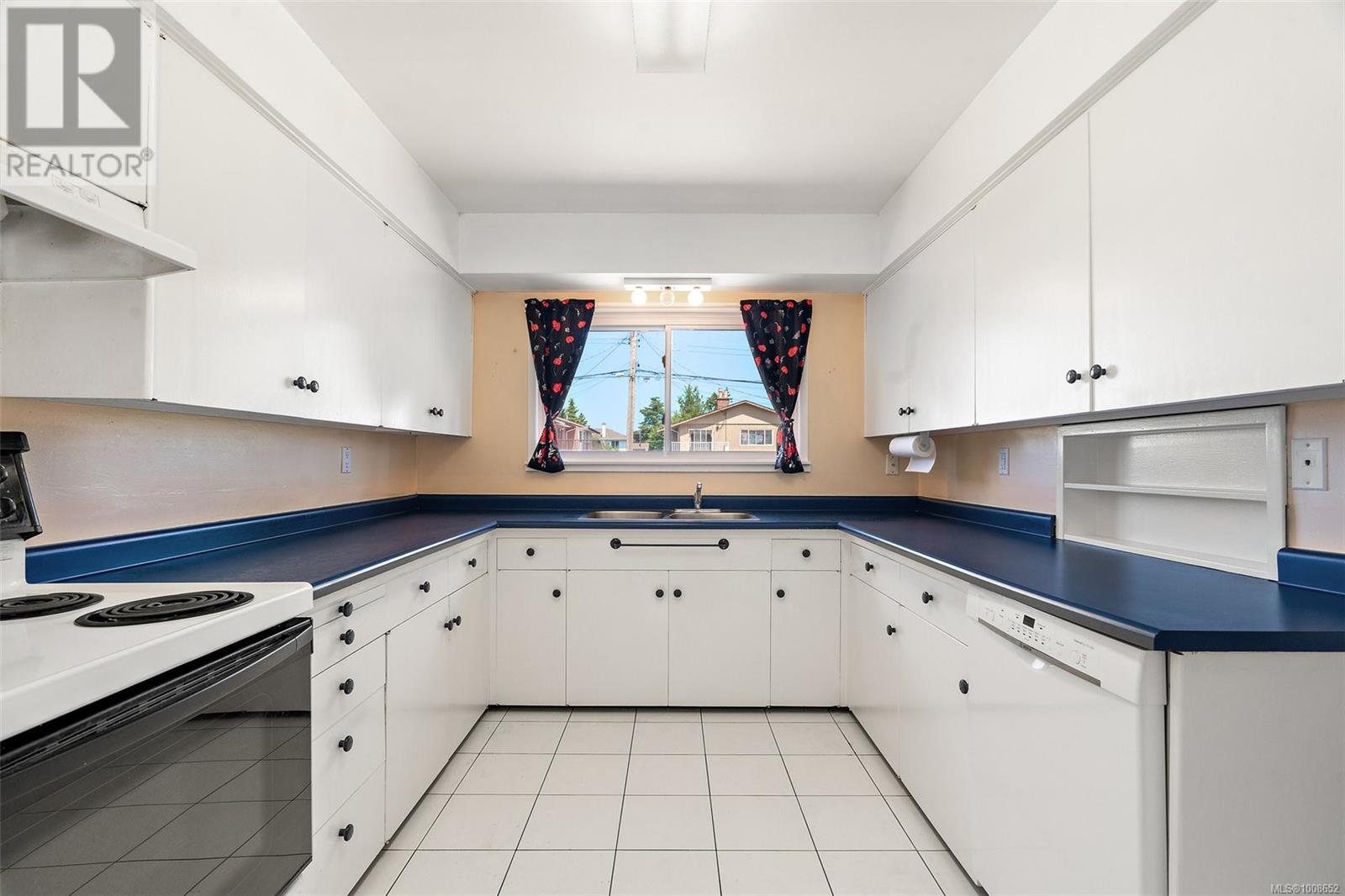 Photo 10 of 1563 Kenmore Rd, Saanich BC