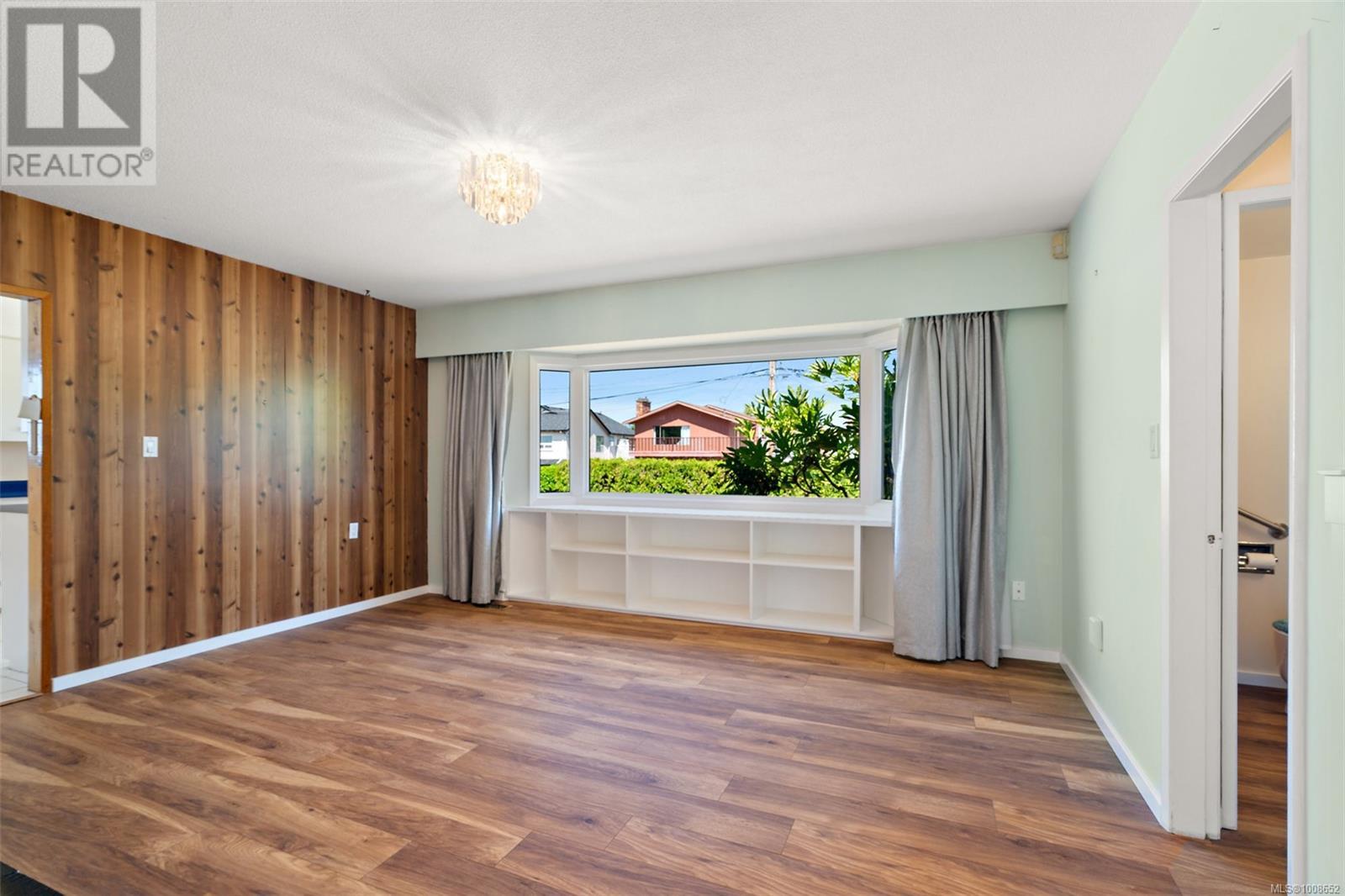 Photo 12 of 1563 Kenmore Rd, Saanich BC