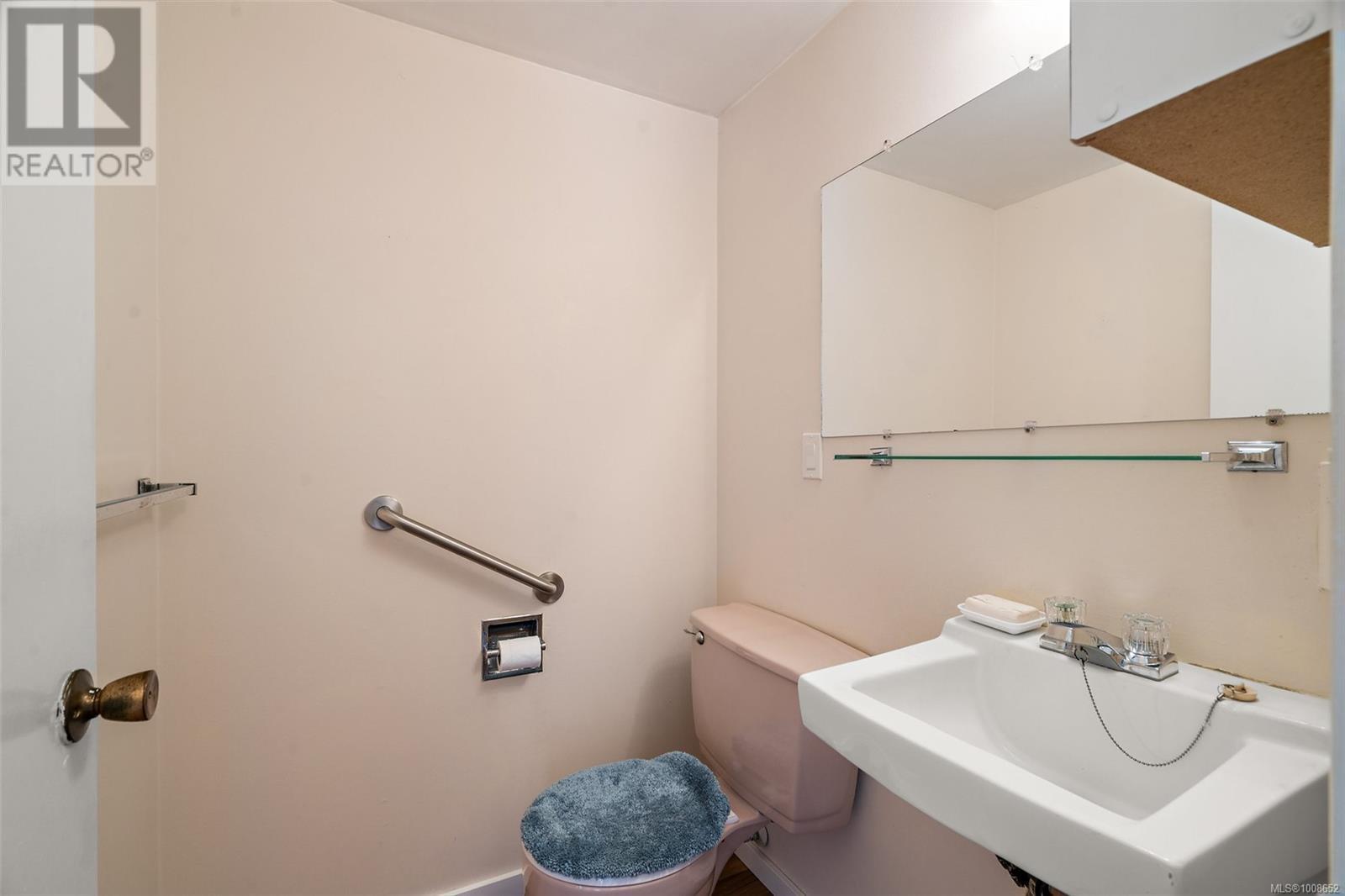 Photo 13 of 1563 Kenmore Rd, Saanich BC