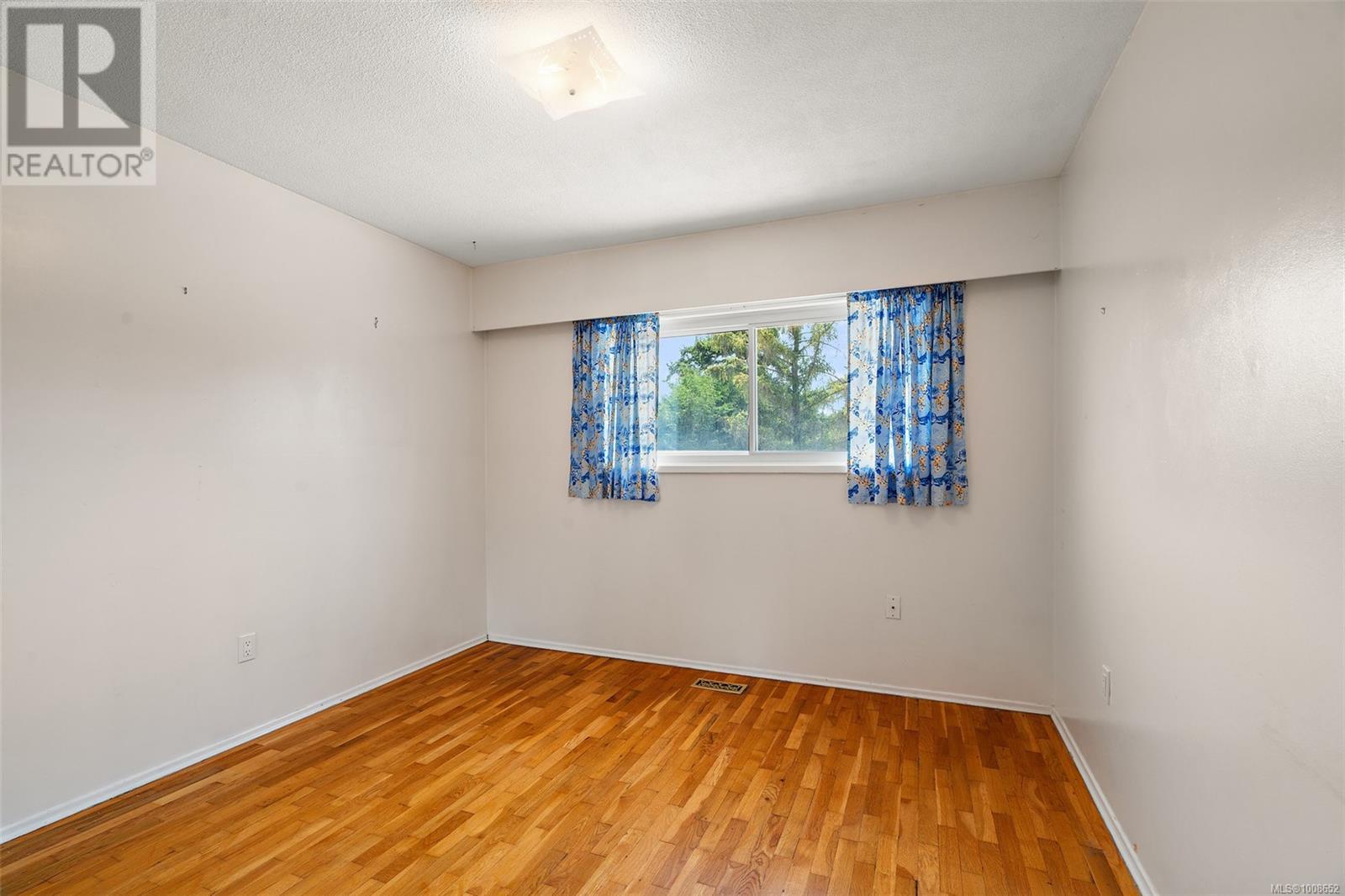 Photo 18 of 1563 Kenmore Rd, Saanich BC