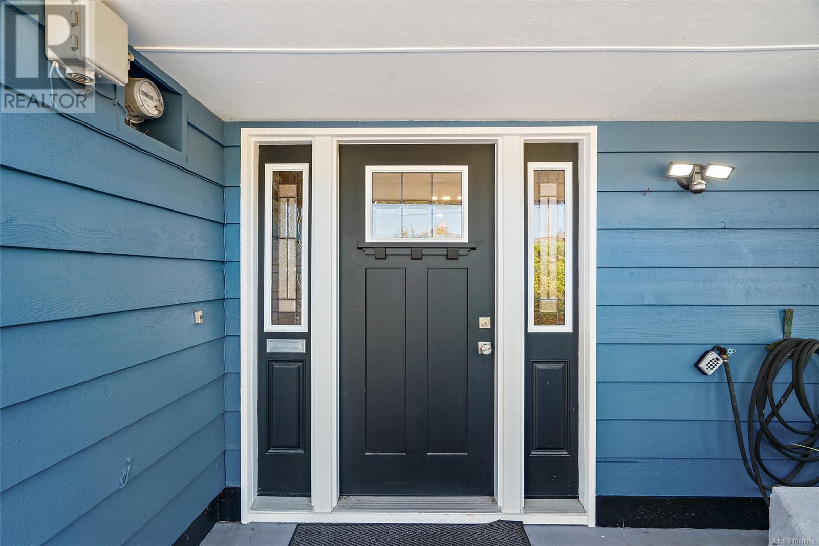 Photo 2 of 1563 Kenmore Rd, Saanich BC