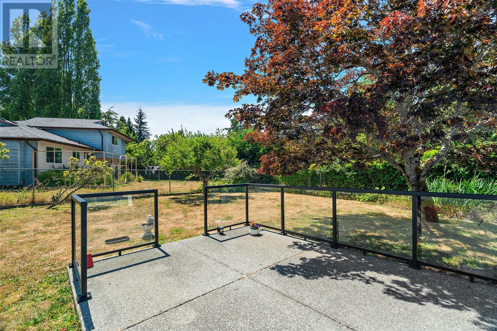 Photo 26 of 1563 Kenmore Rd, Saanich BC