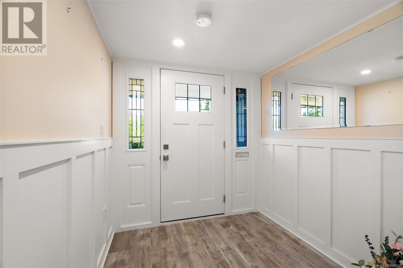 Photo 3 of 1563 Kenmore Rd, Saanich BC