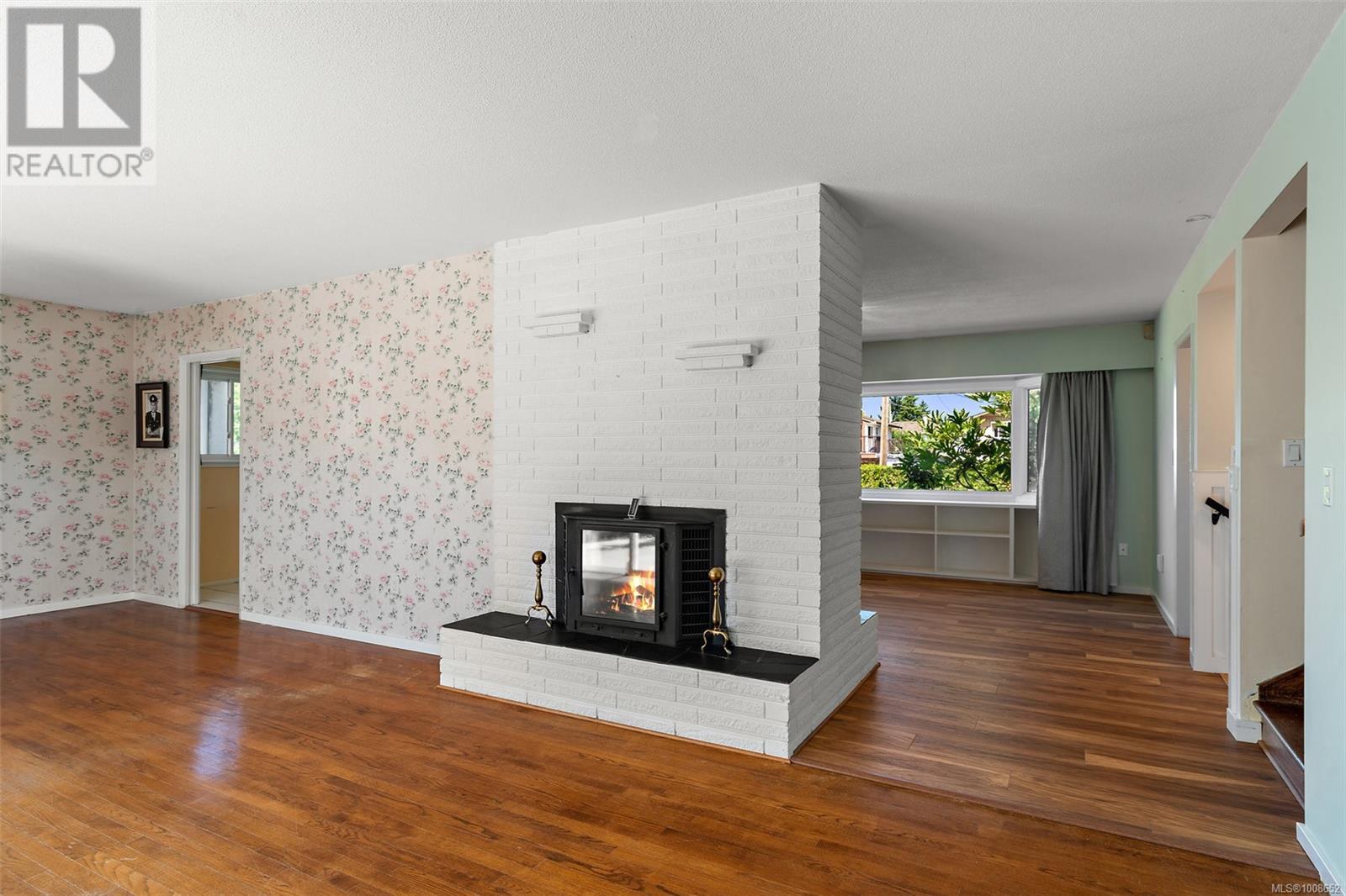 Photo 4 of 1563 Kenmore Rd, Saanich BC