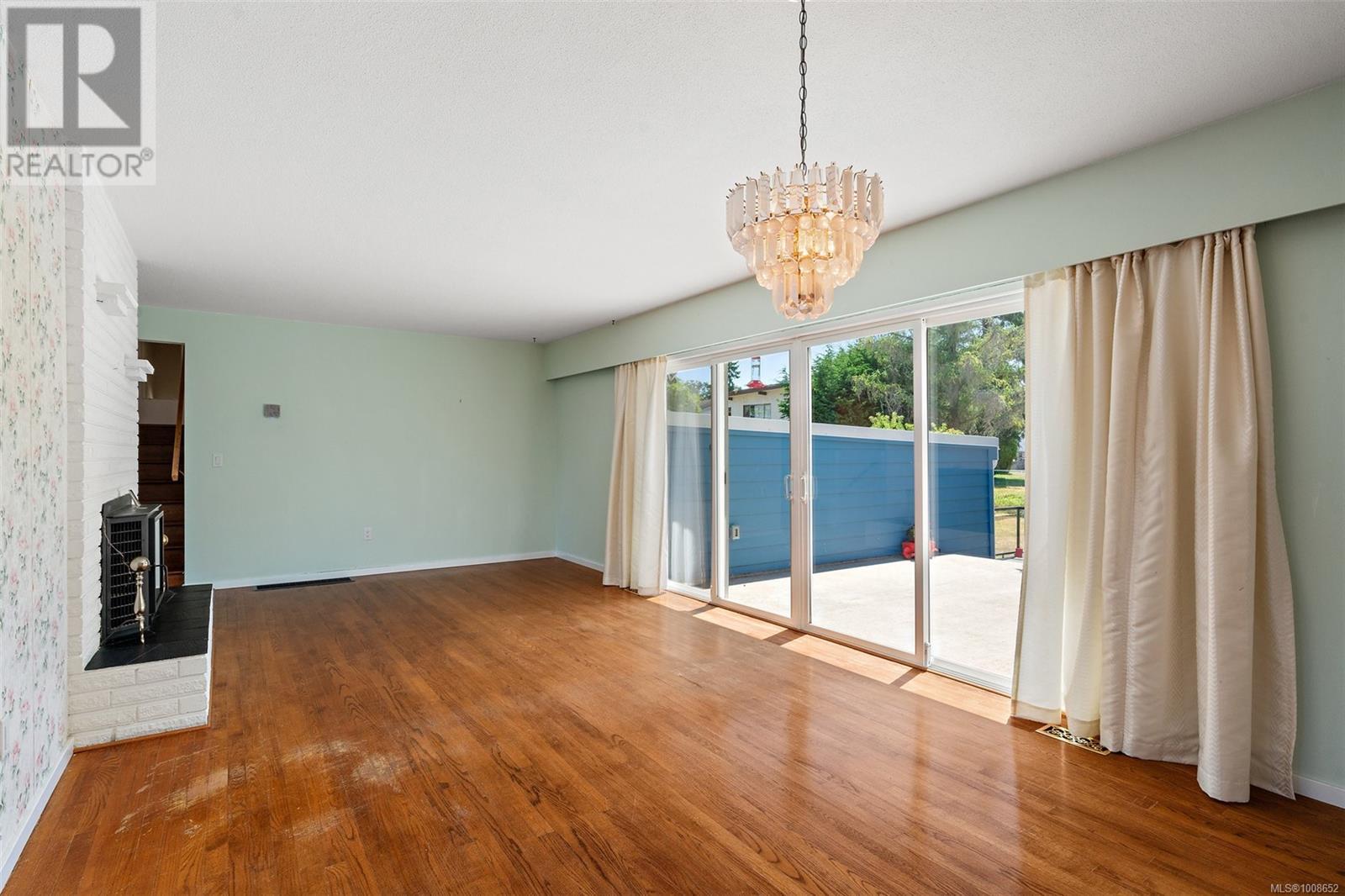 Photo 5 of 1563 Kenmore Rd, Saanich BC