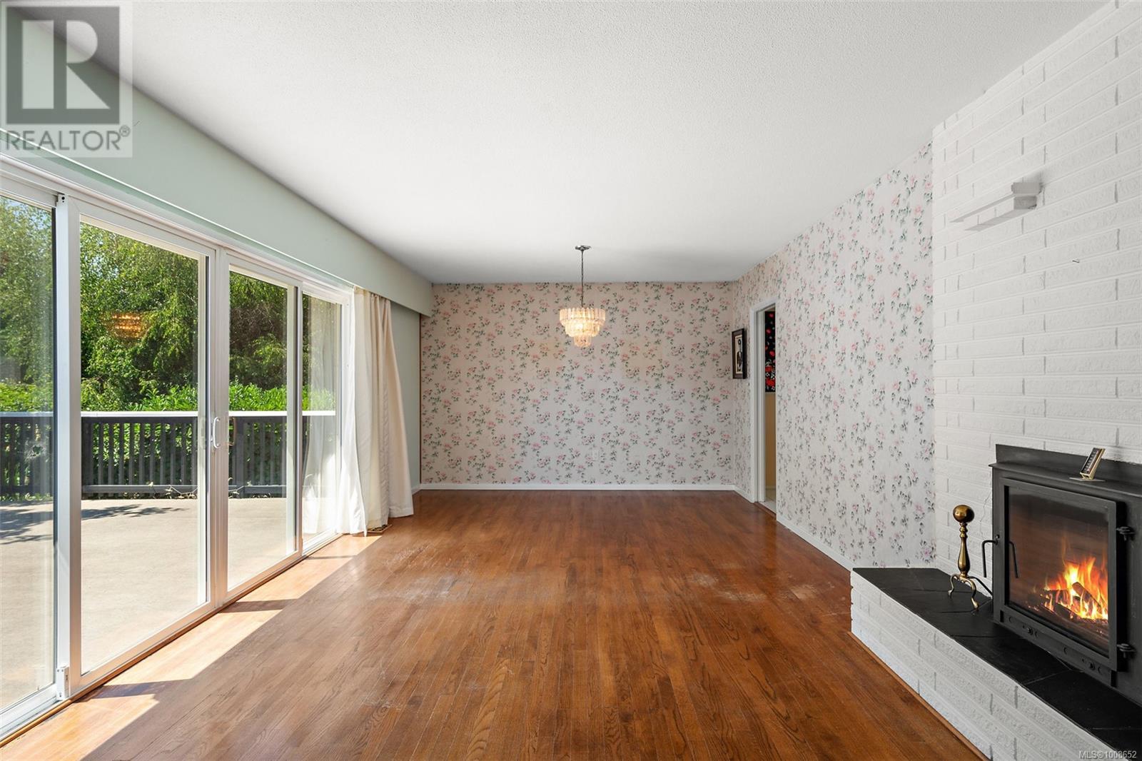 Photo 6 of 1563 Kenmore Rd, Saanich BC
