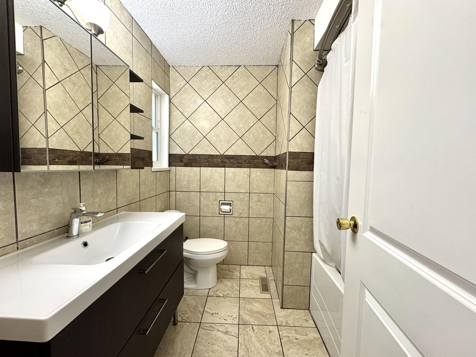 Photo 8 of 14976 96 Avenue, Surrey BC