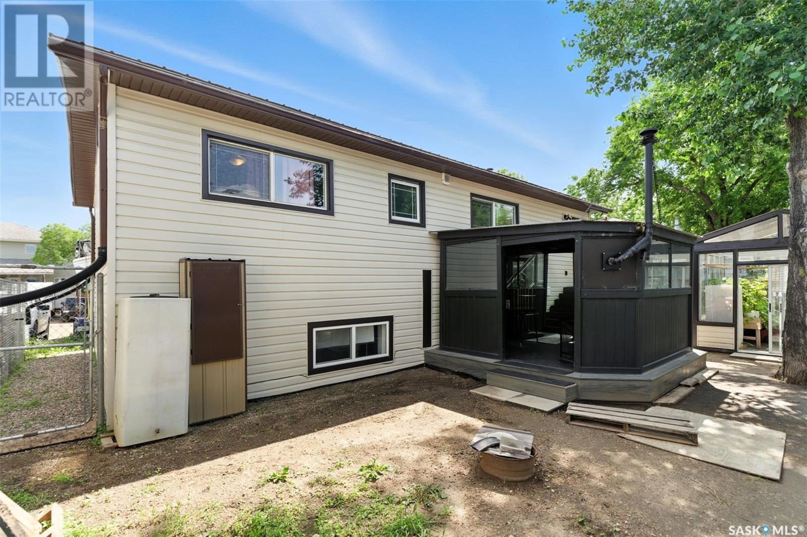Photo 2 of 732 1st Avenue N, Martensville SK