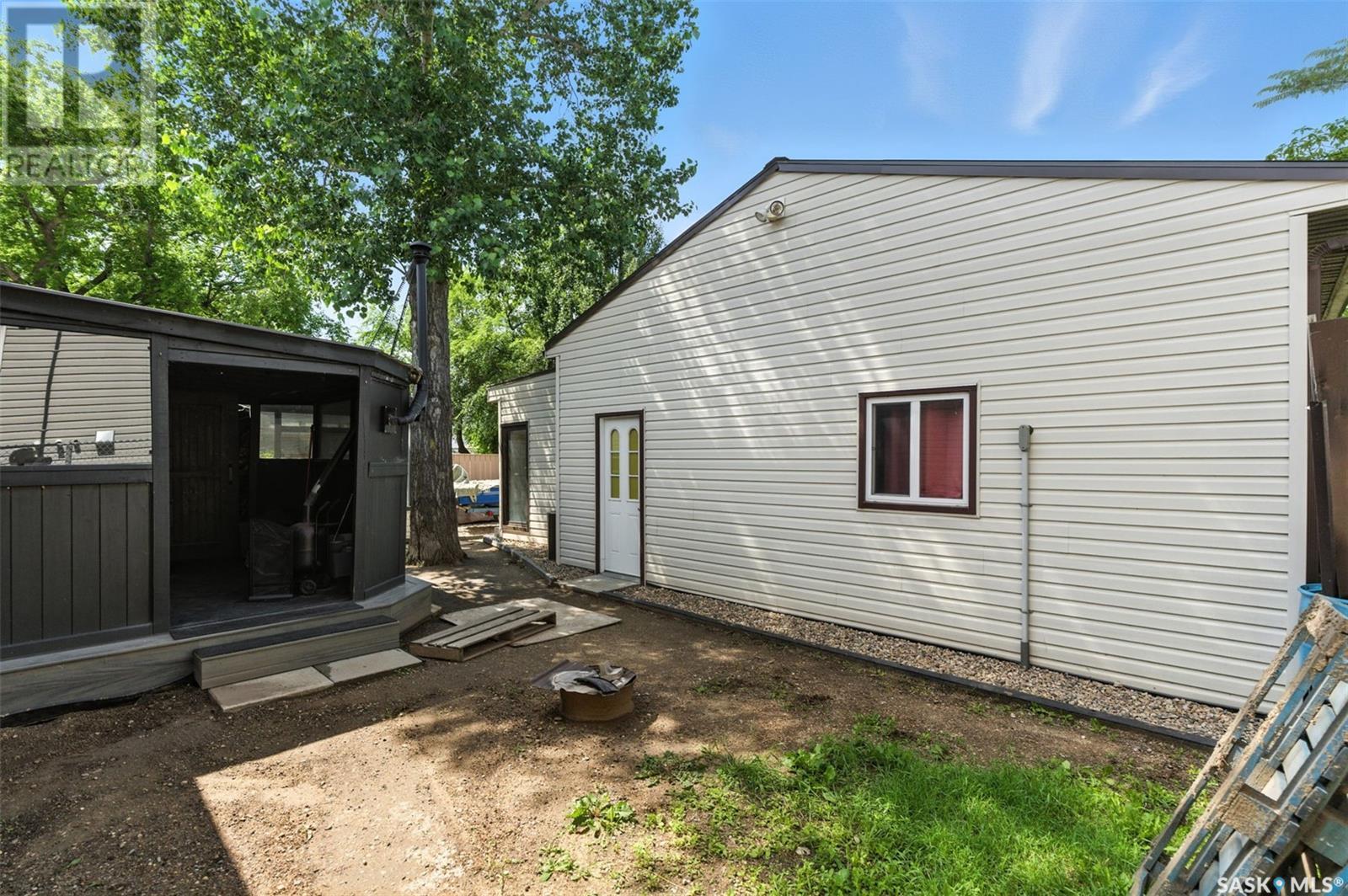 Photo 16 of 732 1st Avenue N, Martensville SK