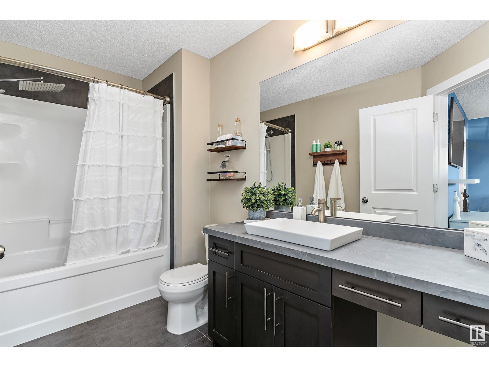 Photo 22 of 16532 140 St Nw, Edmonton AB