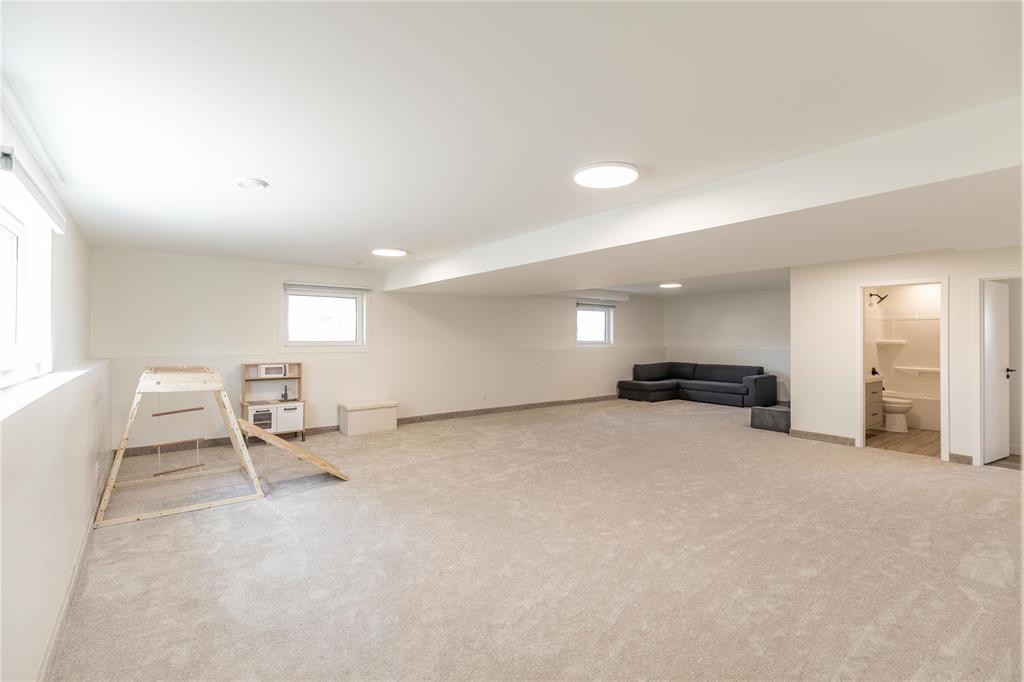 Photo 27 of 21 Parkside Crescent, Mitchell MB