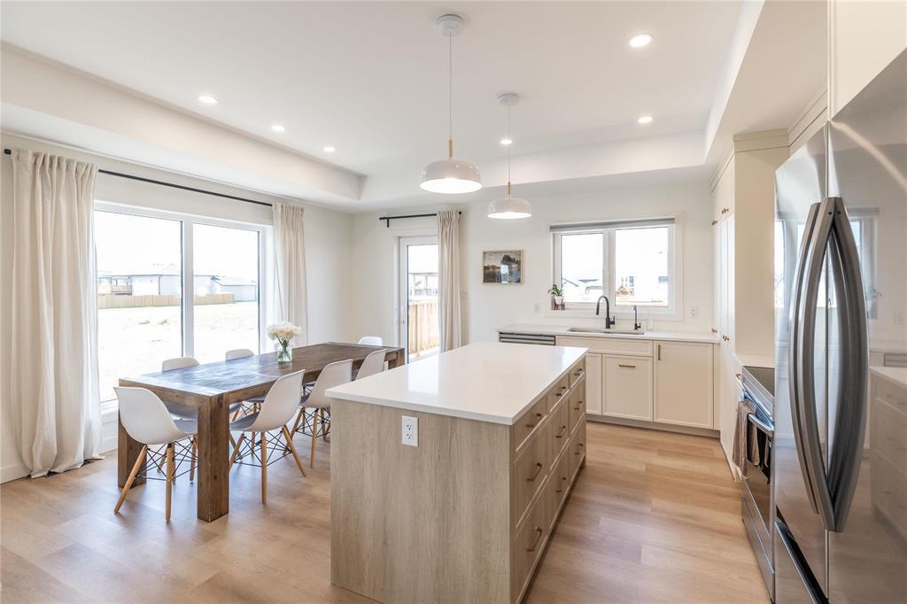 Photo 12 of 21 Parkside Crescent, Mitchell MB