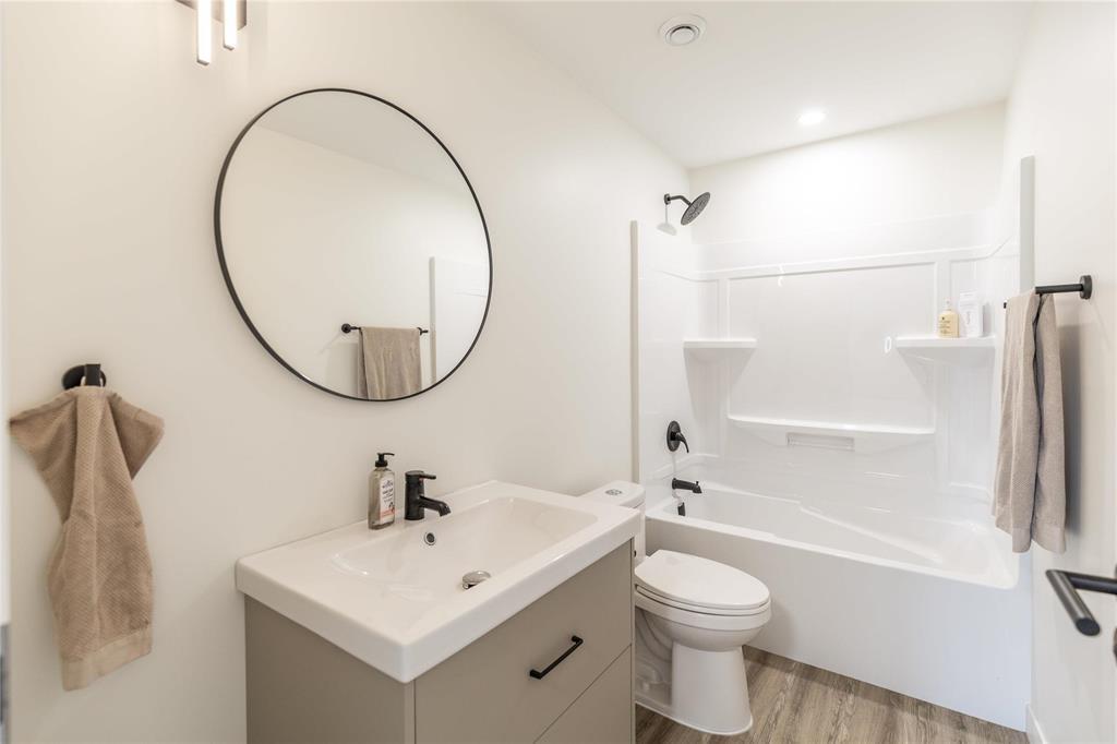 Photo 32 of 21 Parkside Crescent, Mitchell MB