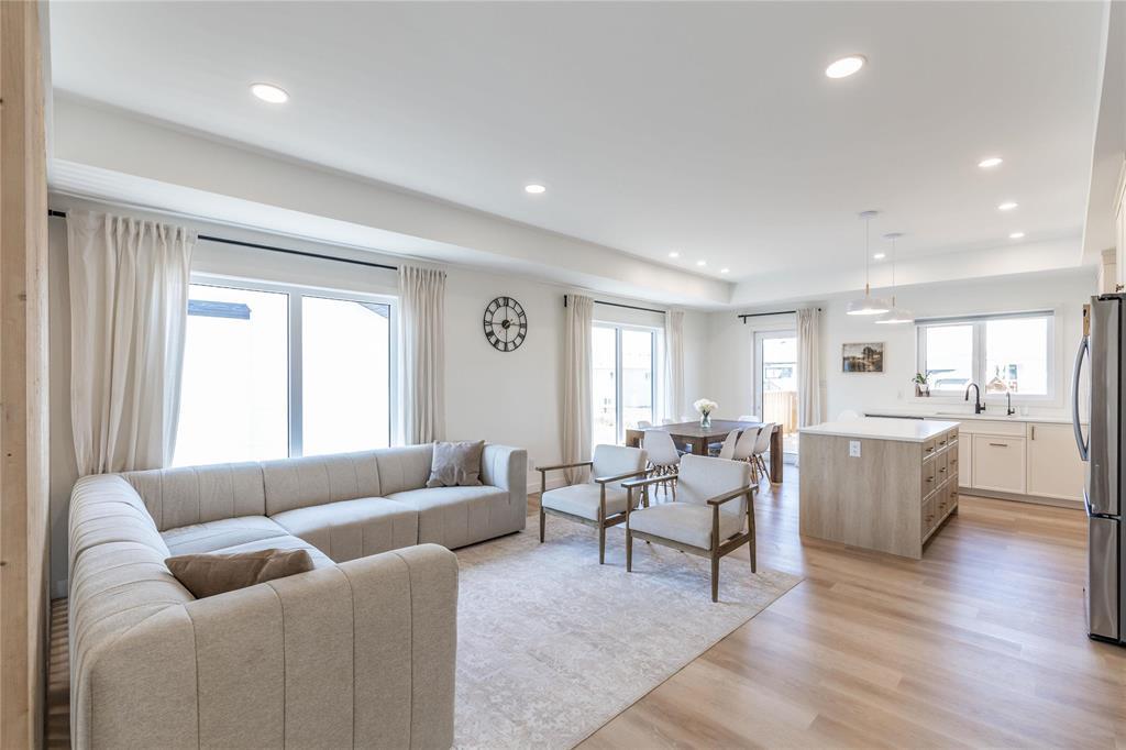 Photo 9 of 21 Parkside Crescent, Mitchell MB