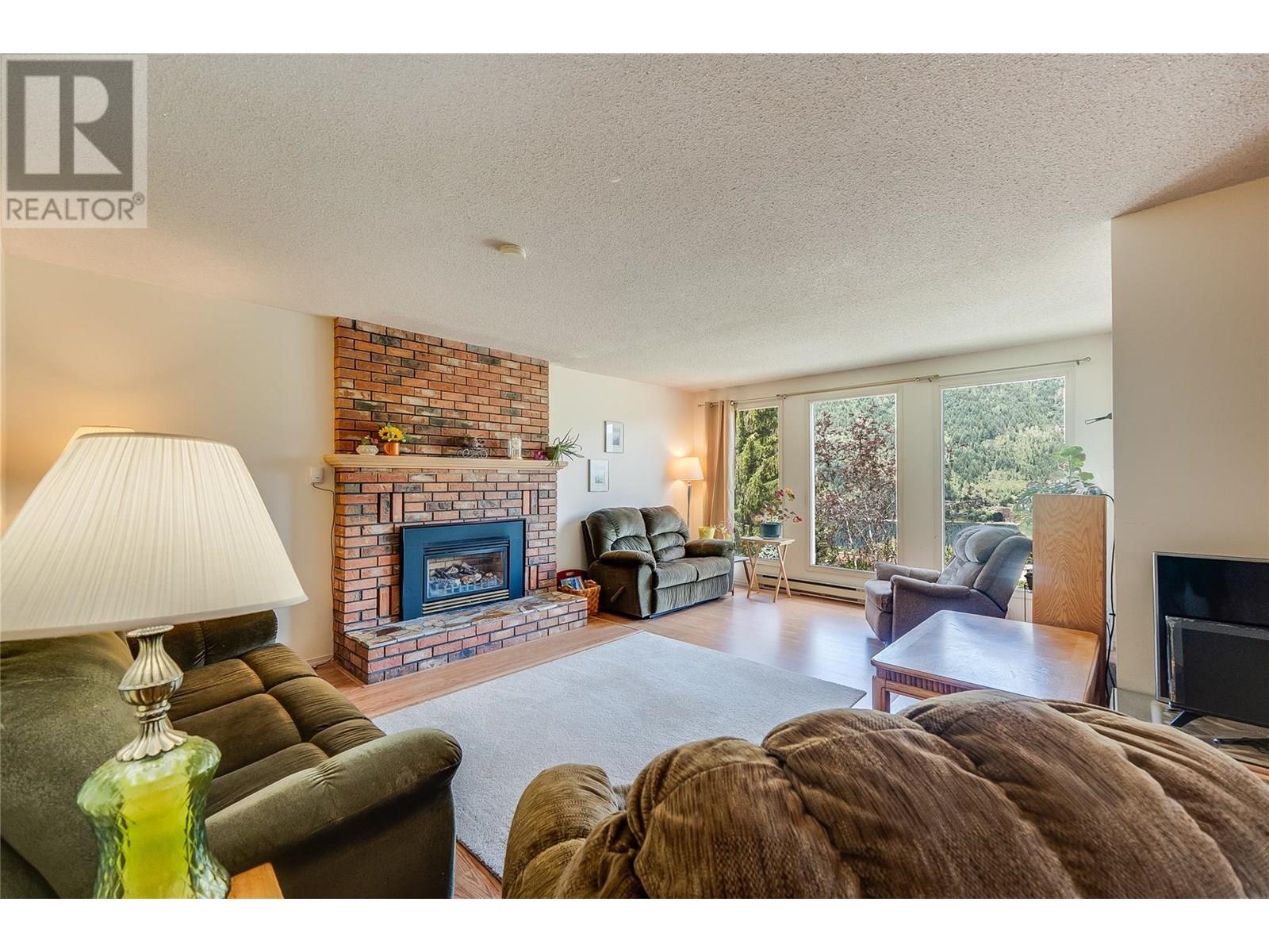 Photo 10 of 114 Oak Street E, Nelson BC