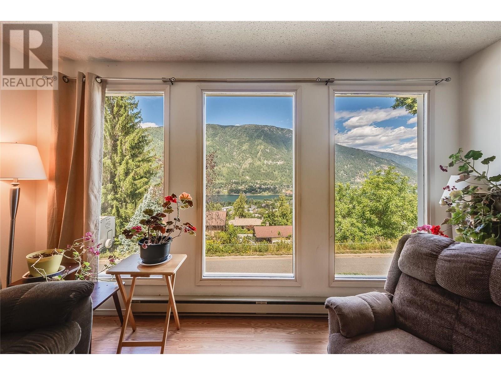 Photo 11 of 114 Oak Street E, Nelson BC