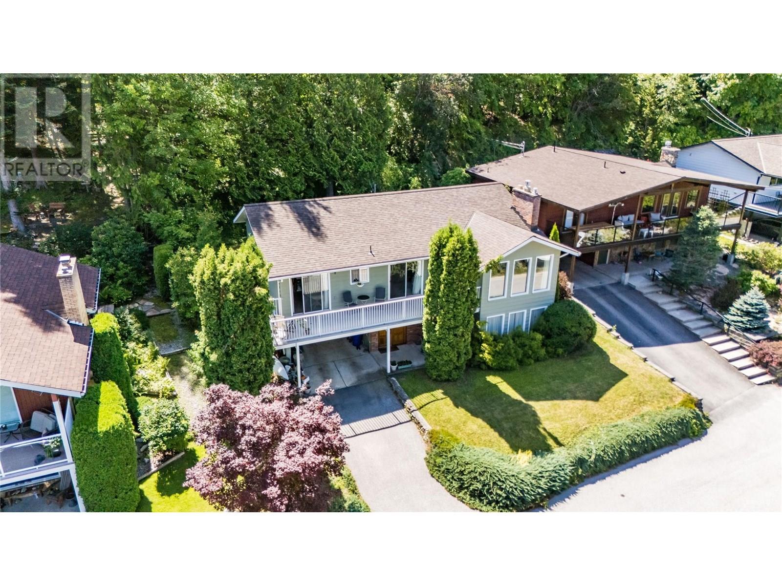 Photo 2 of 114 Oak Street E, Nelson BC