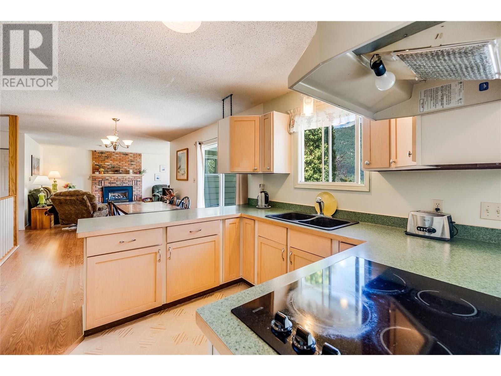 Photo 21 of 114 Oak Street E, Nelson BC