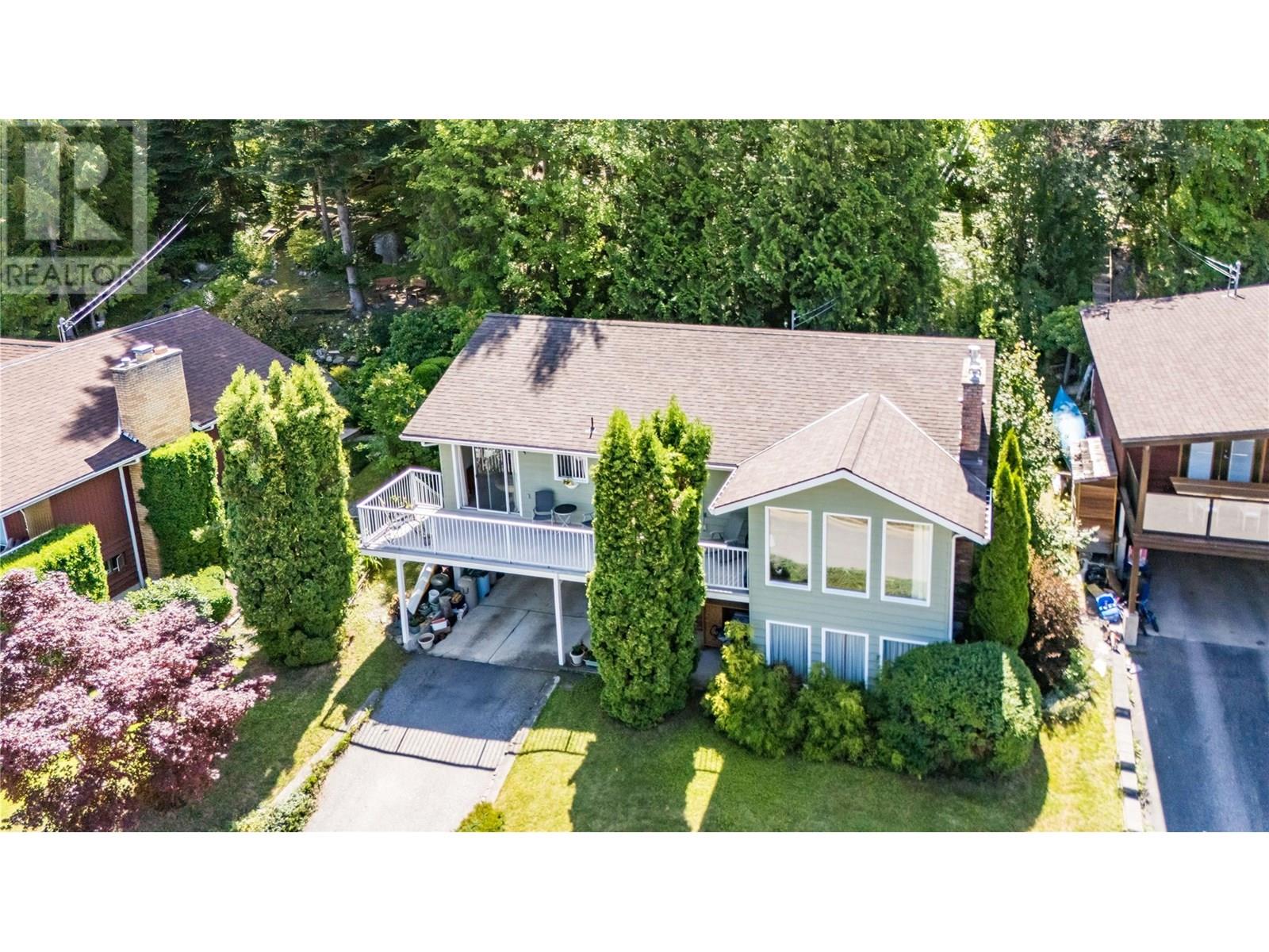 Photo 4 of 114 Oak Street E, Nelson BC