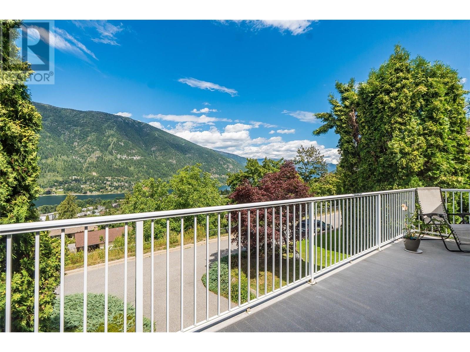Photo 5 of 114 Oak Street E, Nelson BC
