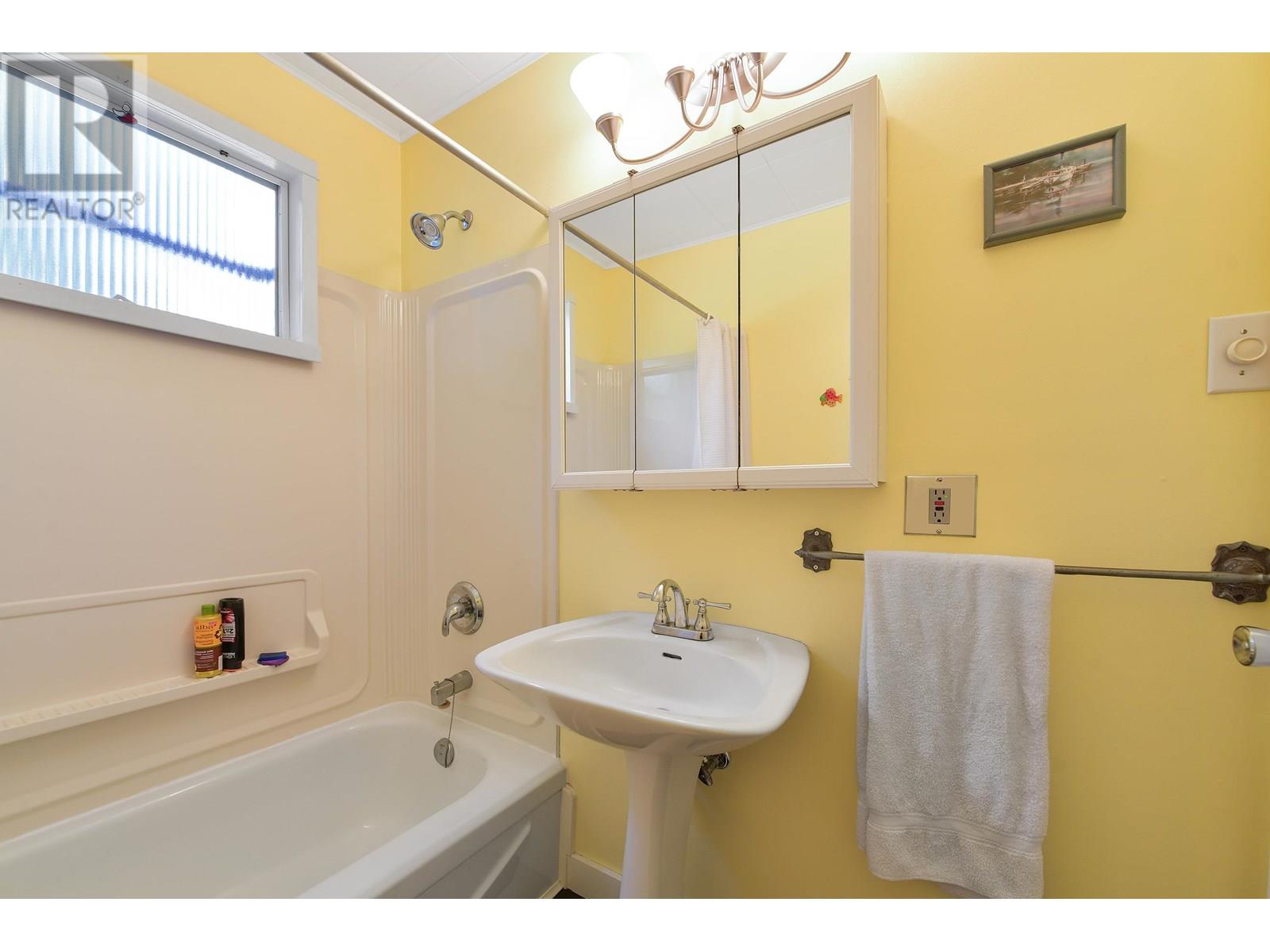 513 CEDAR HILL ROAD, Mayne Island
