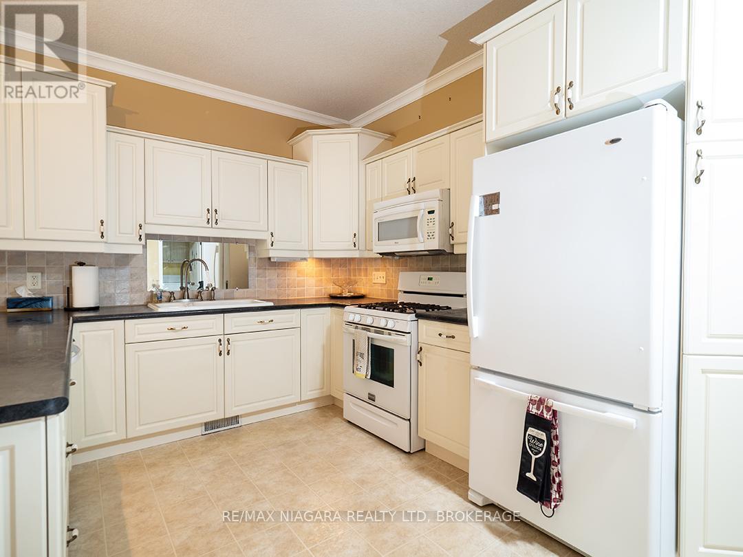 Photo 7 of 38 Maple Street, Port Colborne ON