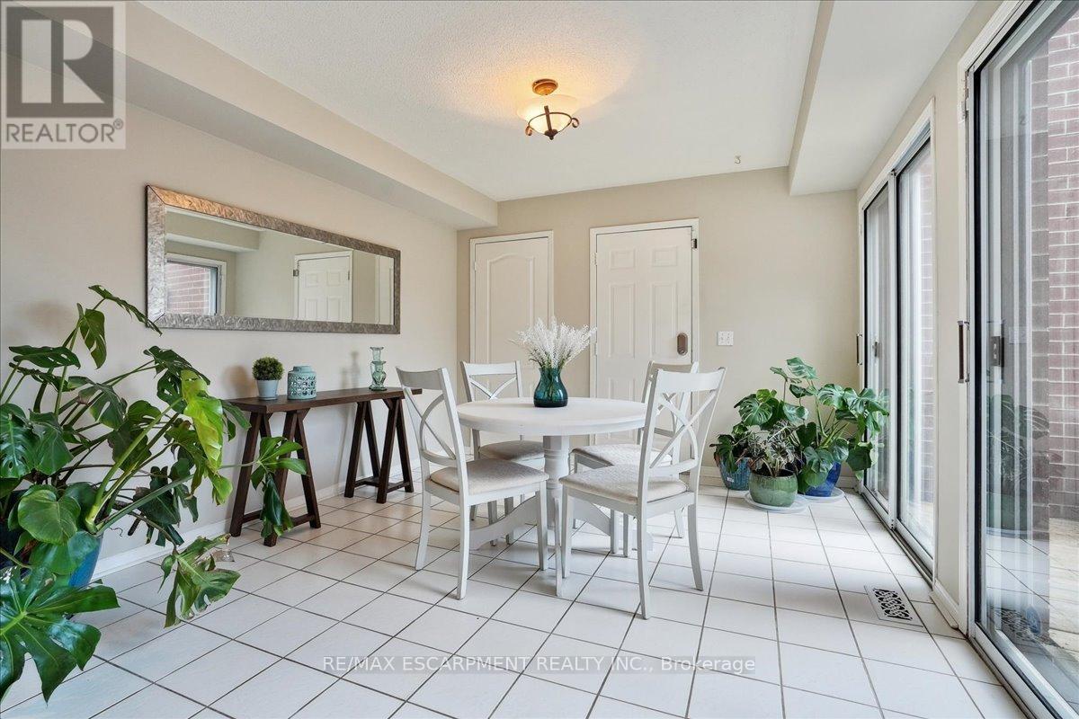 Photo 10 of 105 River Glen Boulevard, Oakville ON