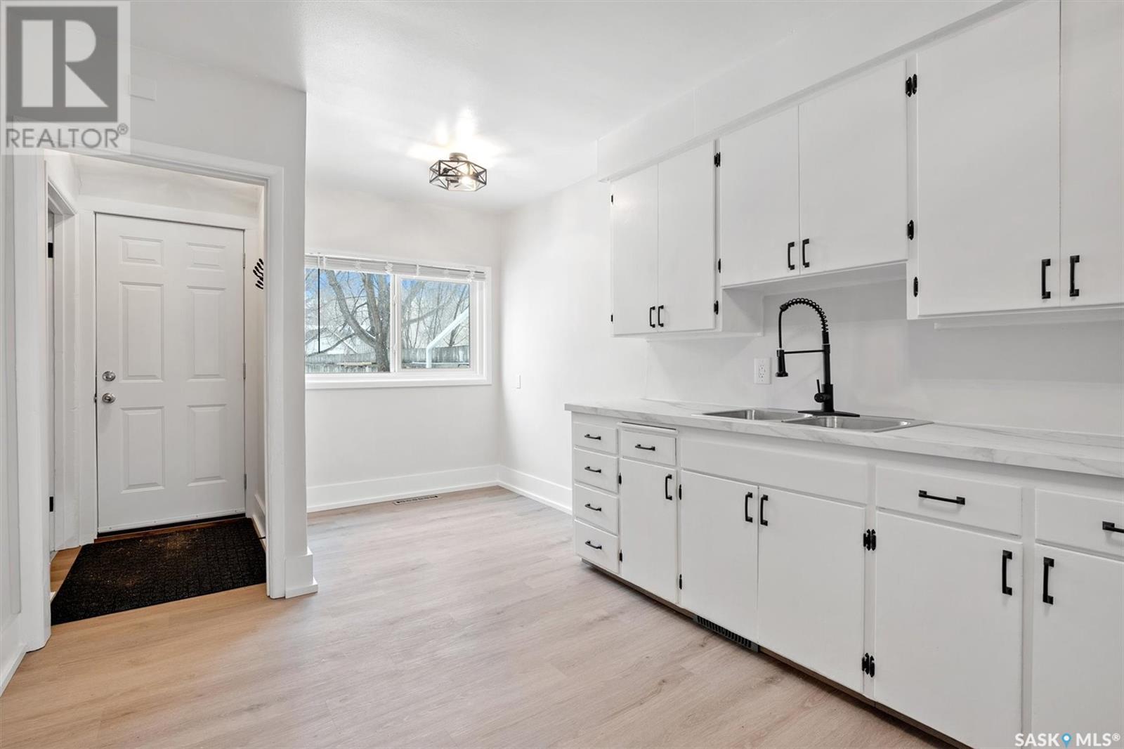 Photo 8 of 217 R Avenue S, Saskatoon SK