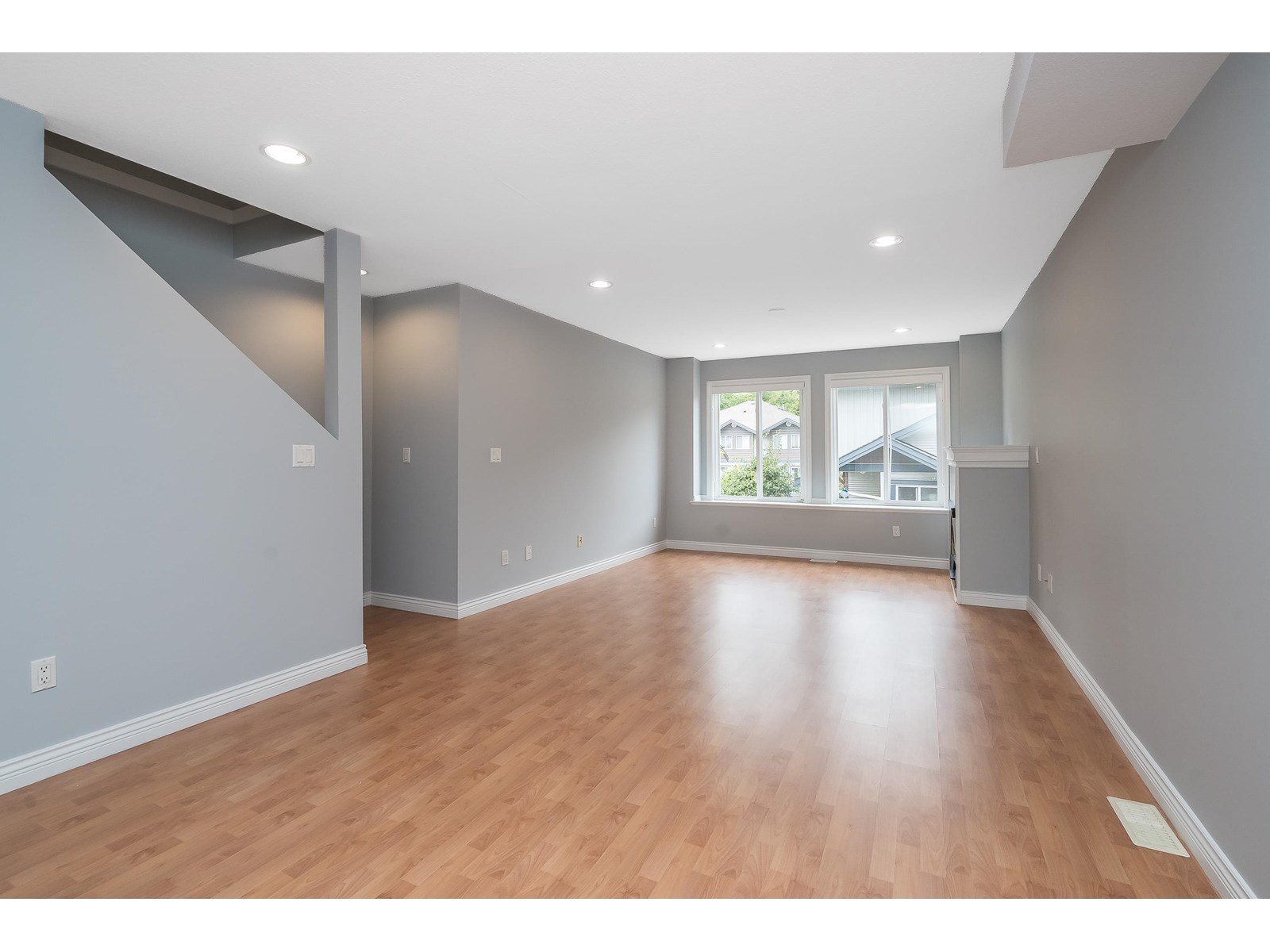 Photo 3 of 21 13360 King George Boulevard, Surrey BC