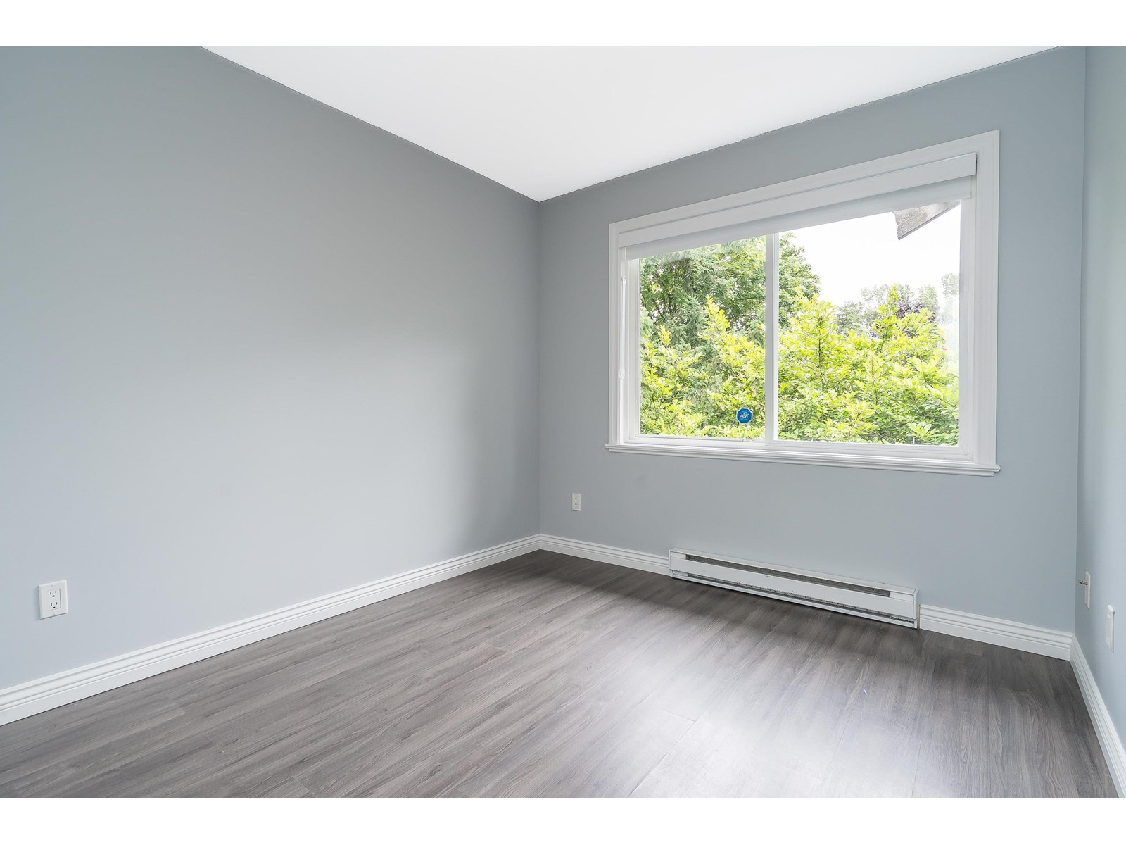 Photo 9 of 21 13360 King George Boulevard, Surrey BC
