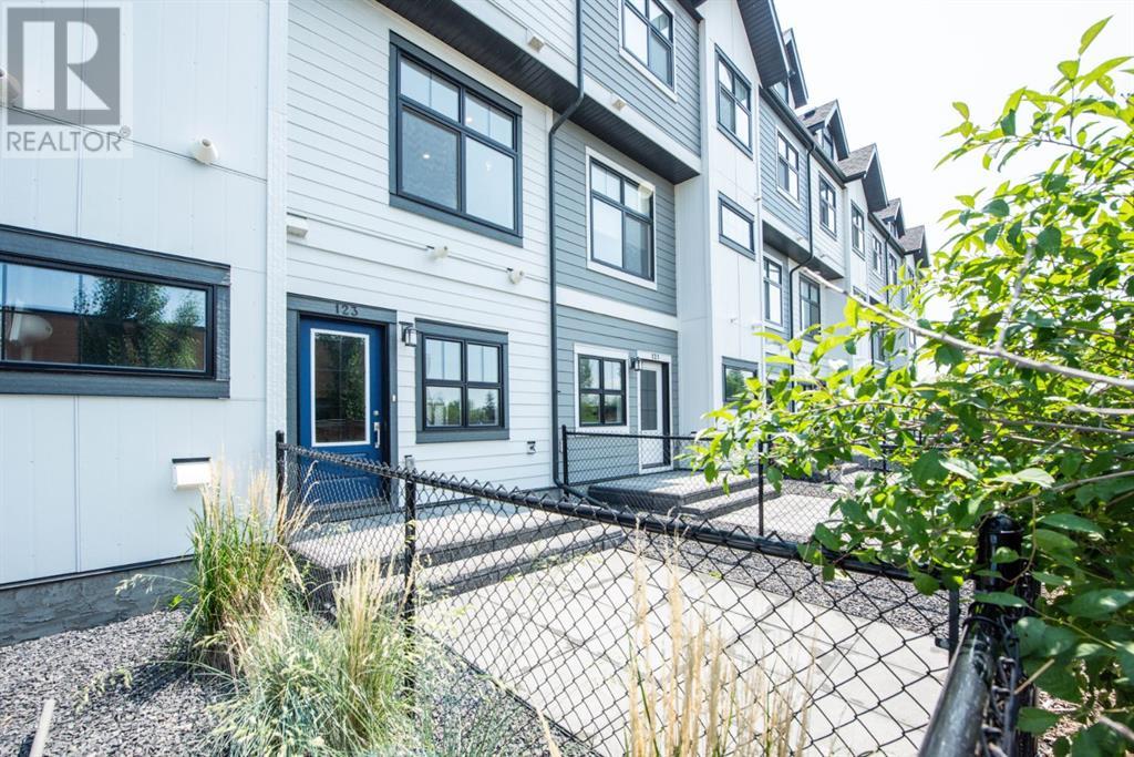 Single Family House for Sale in  Les Jardins Park SE Douglasdale/Glen Calgary 