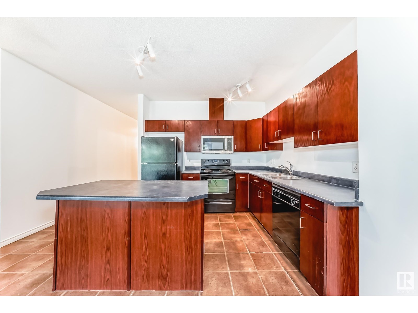 Photo 6 of 102 3010 33 Av Nw Nw, Edmonton AB