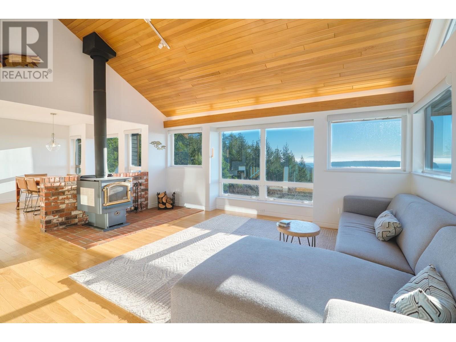 10339 SUNSHINE COAST HIGHWAY, Halfmoon Bay