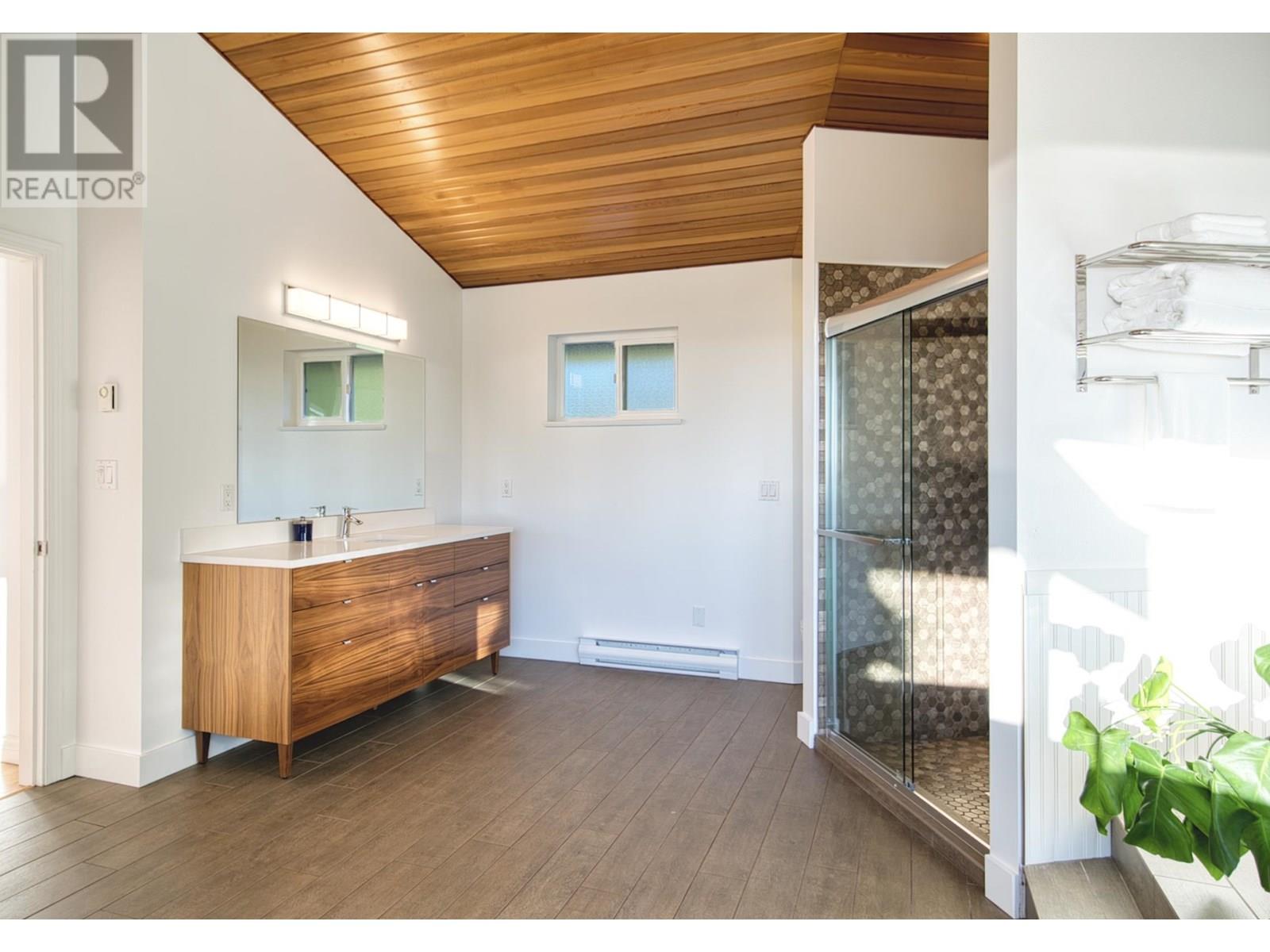 10339 SUNSHINE COAST HIGHWAY, Halfmoon Bay