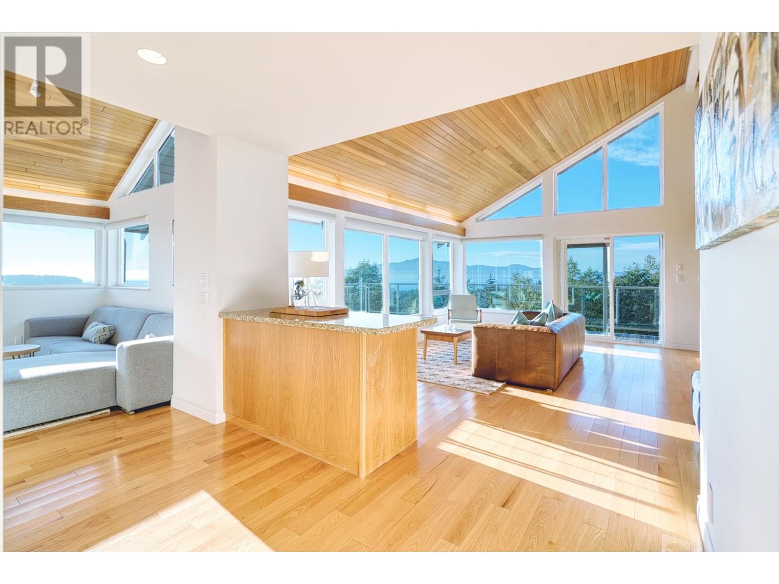 10339 SUNSHINE COAST HIGHWAY, Halfmoon Bay